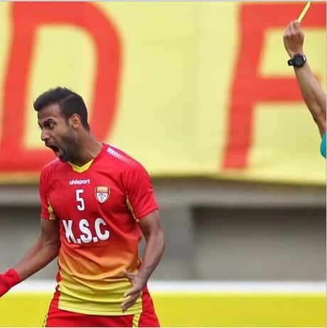مهدی بدرلو: با  اينكه اينقدر توصيه شده بود در مورد اين داور... من بي احتياتي كردم... اين طرفدارا هميشه سنگ تموم ميزارن...