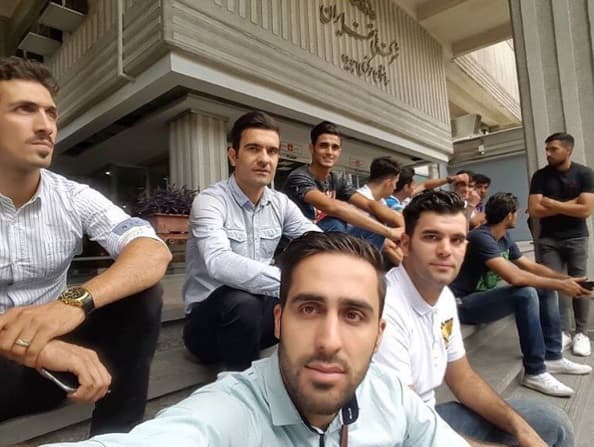 عکس روز؛ سلفی معترضینِ بلاتکلیف