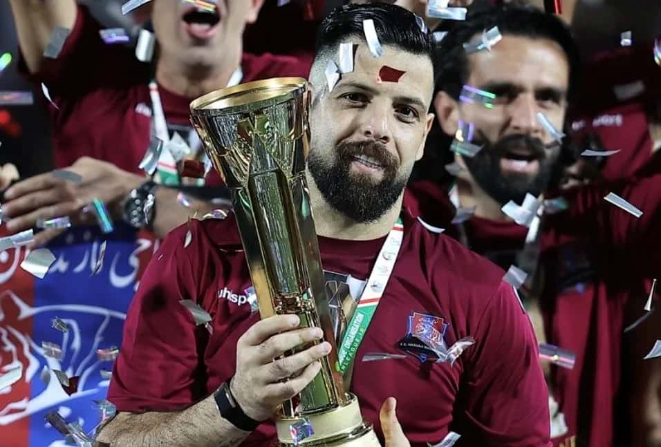 اشکهای کاپیتان در جشن قهرمانی نساجی؛ وداع احساسی محمد عباس زاده با فوتبال