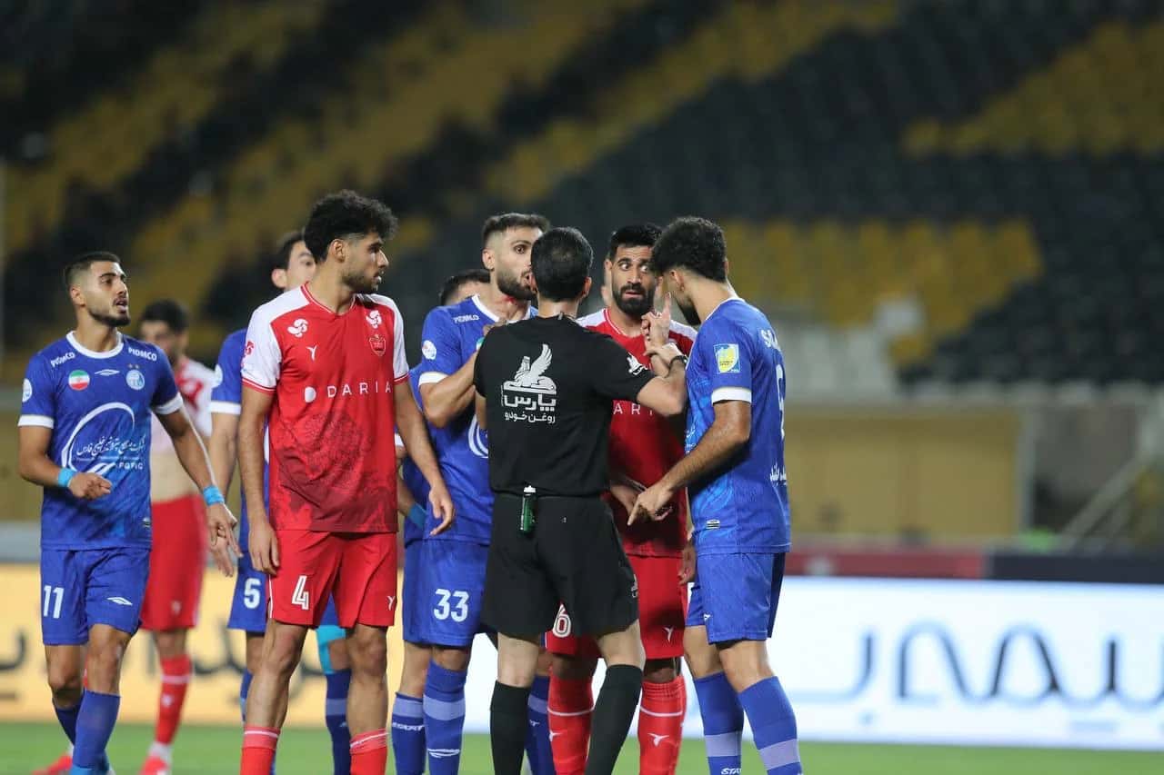 برخورد سخت حسین کنعانی با آقاسی؛ باشگاه استقلال: مدافع پرسپولیس گلو عارف را غرق خون کرد
