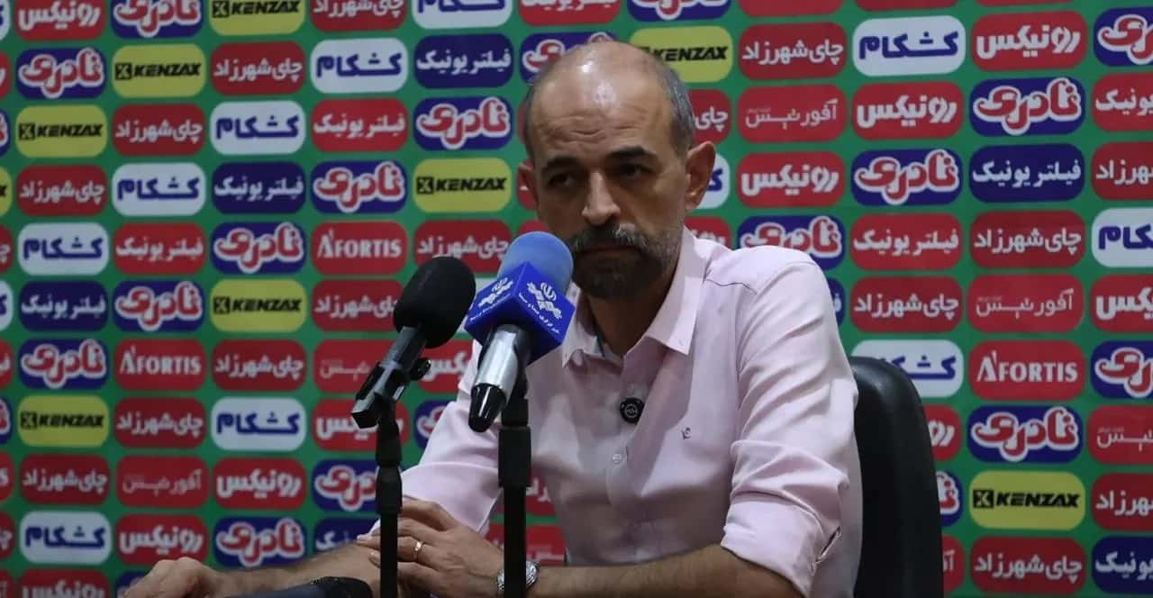 محرم نویدکیا: حسین حسینی از ناحیه صورت آسیب دیده؛ فوتبال بکشزیرش نمیخواهم! بازی دفاعی آسان است