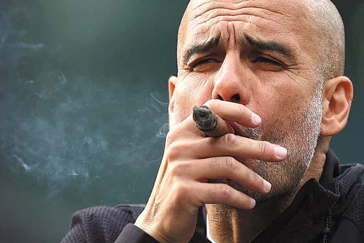 پپ گواردیولا در حال سیگار کشیدن