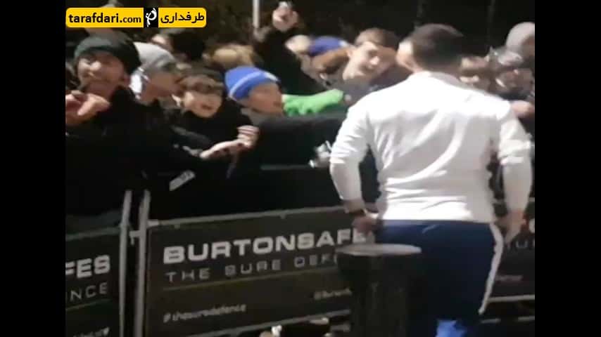 امضا و عکس یادگاری ادن هازارد با هوادارانش در شهر هادرزفیلد