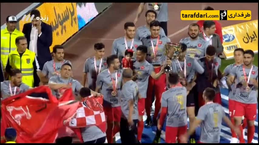 لحظه ورود پدر هادی نوروزی به باکس خبرنگاران و اعتراض های او در جریان جشن قهرمانی پرسپولیس