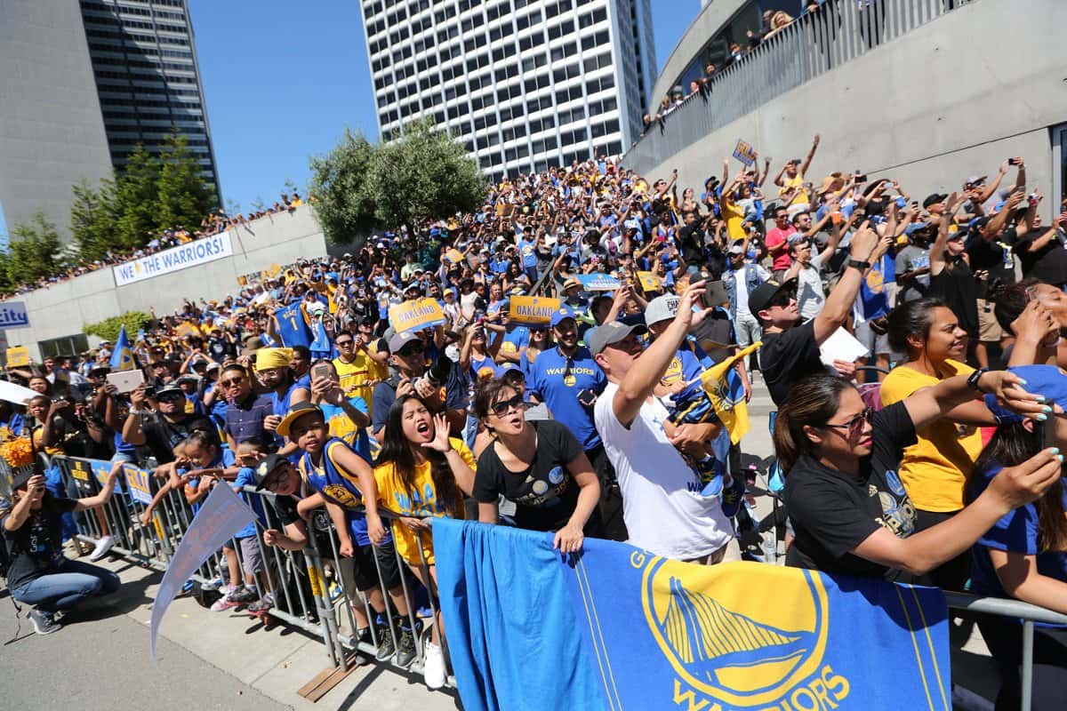 بسکتبال NBA، حواشی جشن قهرمانی گلدن استیت؛ از حضور هوادار کلیولند تا تمسخر لبران جیمز