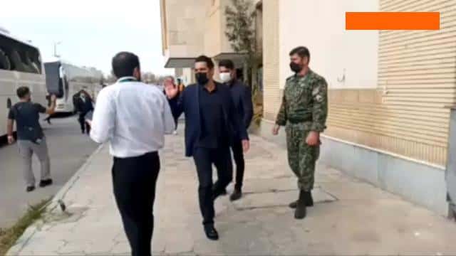 ورود کاروان پرسپولیس به ورزشگاه امام خمینی اراک / فیلم