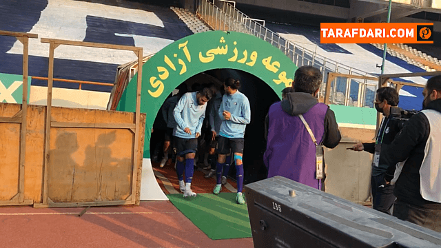 ورود بازیکنان استقلال به زمین چمن ورزشگاه آزادی برای دیدار مقابل سپاهان / فیلم