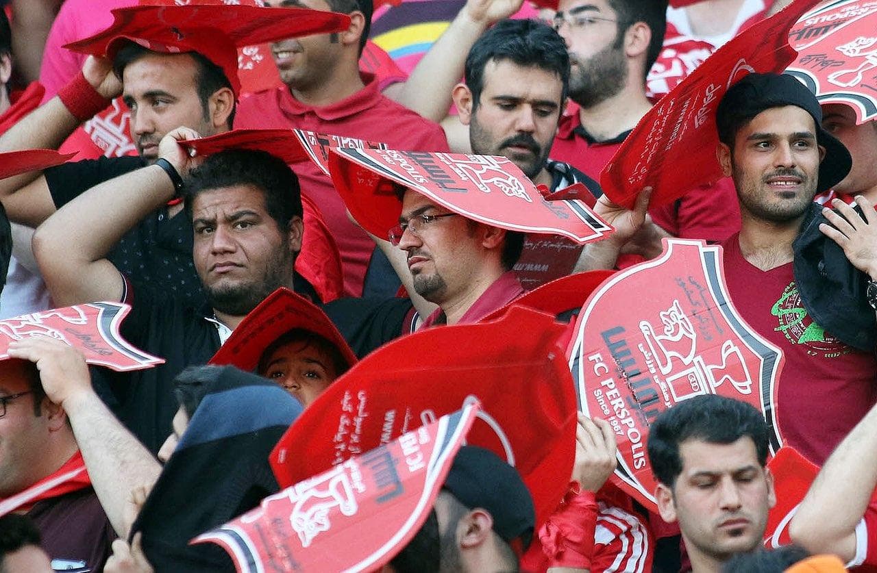 تجمع هواداران پرسپولیس مقابل مجلس و حمایت از گل محمدی