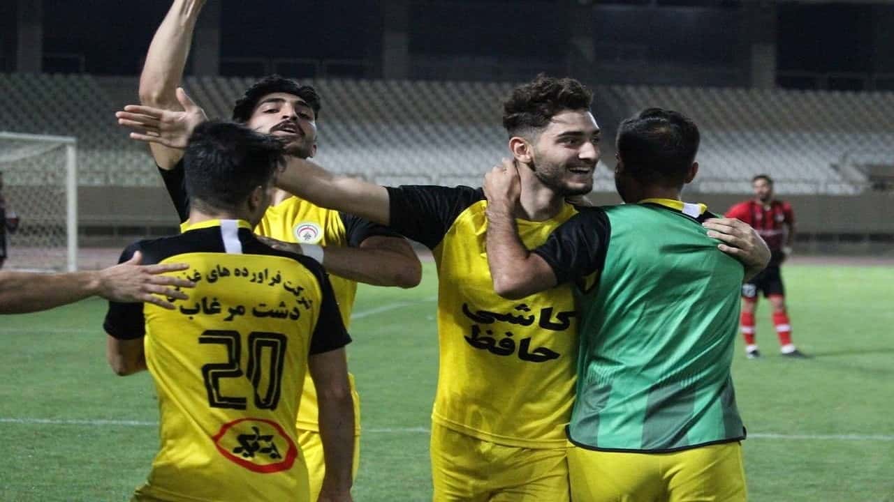 فجر سپاسی در تهران اردو می زند