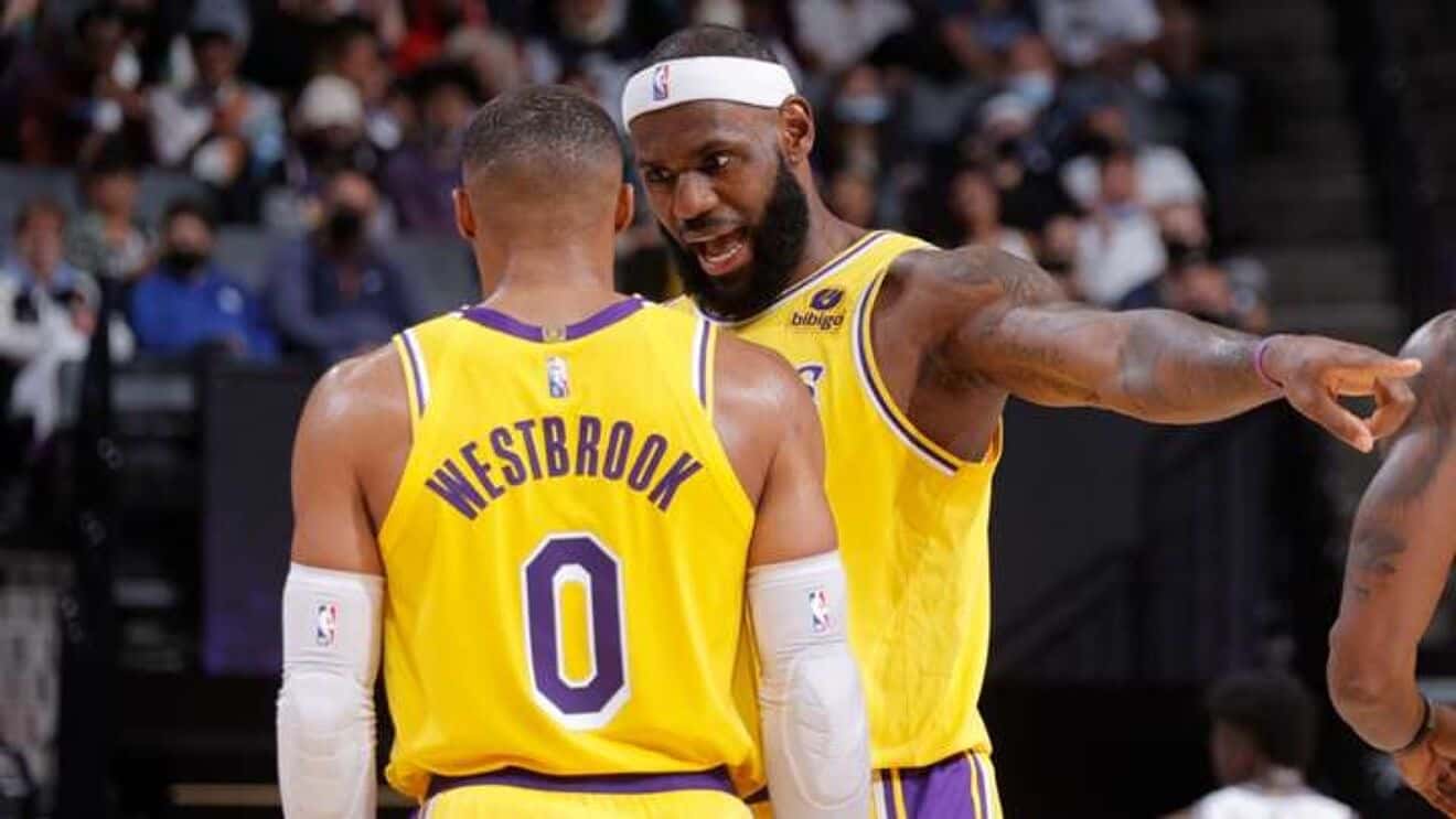 بسکتبال NBA | زنگ خطر برای مردان لیکرز به صدا درآمد؛ سید دهم غرب در تسخیر پسران پاپ