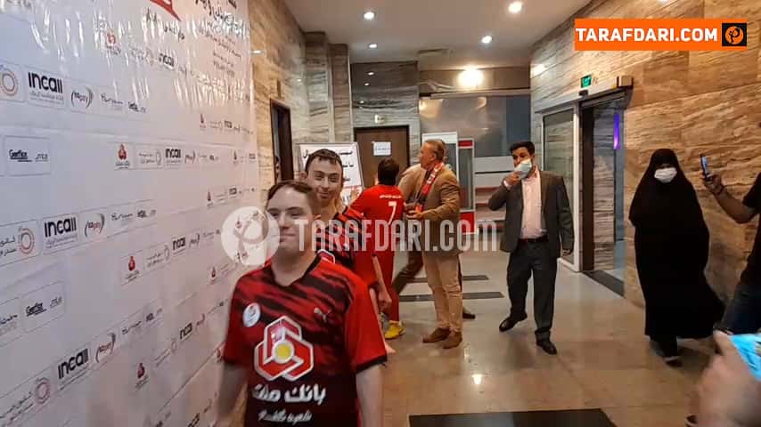 ورود قرمز پوشان مهربان کودکان سندروم دان به سالن مسابقه تحت مربیگری حمید درخشان / فیلم