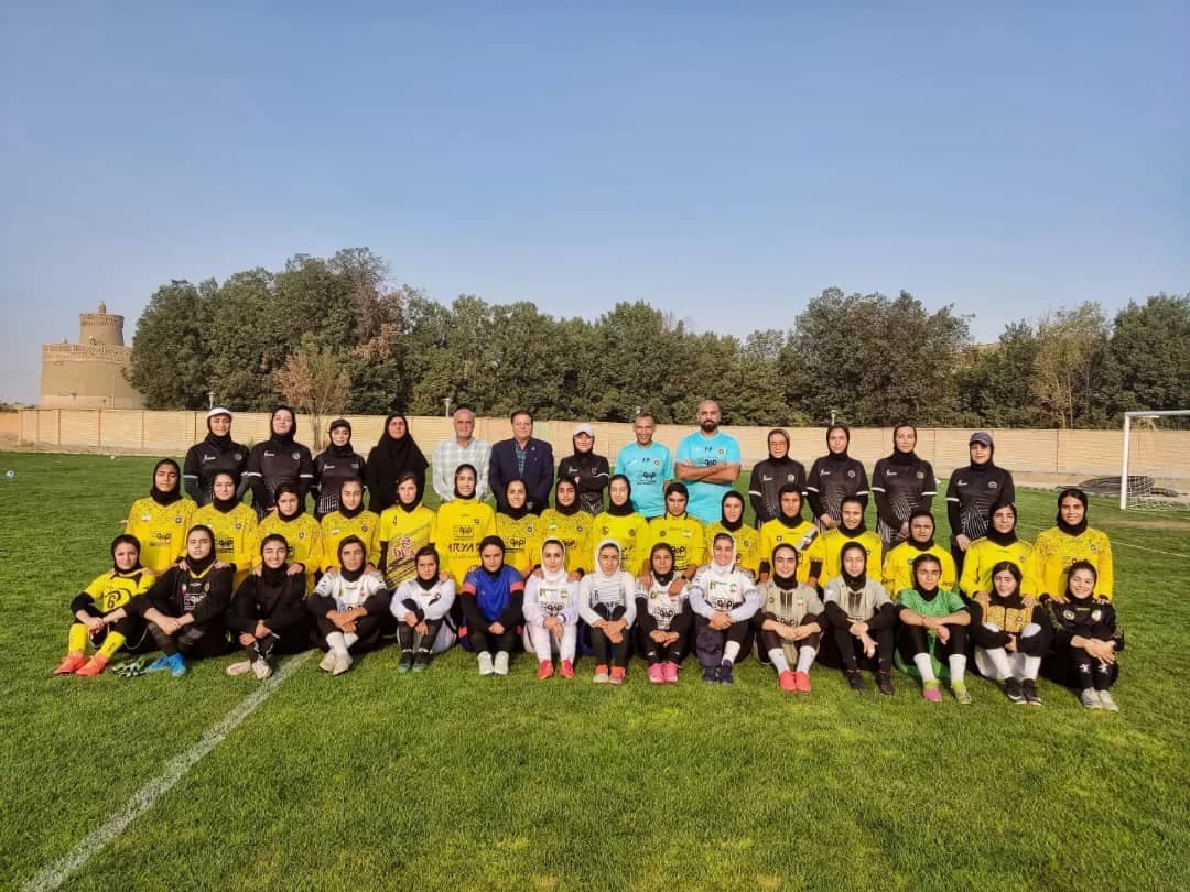 حضور محمدرضا ساکت و ژوزه مورایس در تمرینات تیم فوتبال بانوان فولاد مبارکه سپاهان