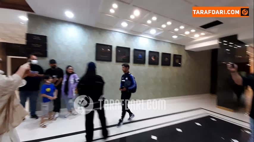 عکس یادگاری هواداران استقلال با مهدی قائدی و زبیر نیک نفس در محل اردو / فیلم