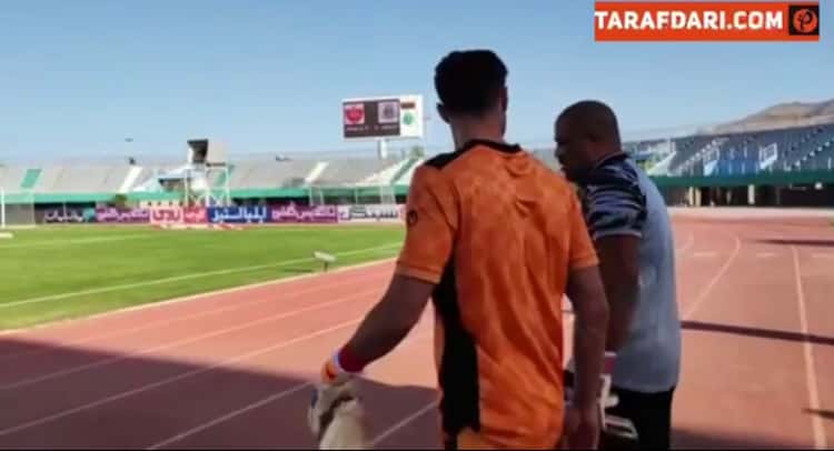ورود دروازبان های پرسپولیس همراه مربیان به زمین چمن / فیلم