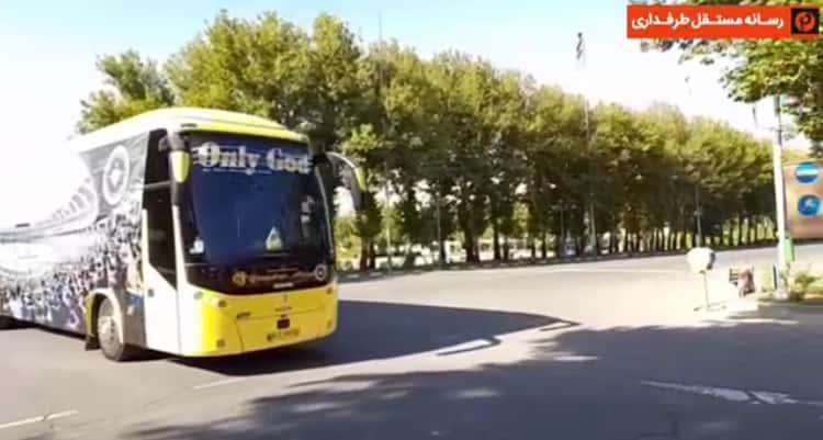 ورود اتوبوس تیم سپاهان اصفهان به ورزشگاه آزادی / فیلم