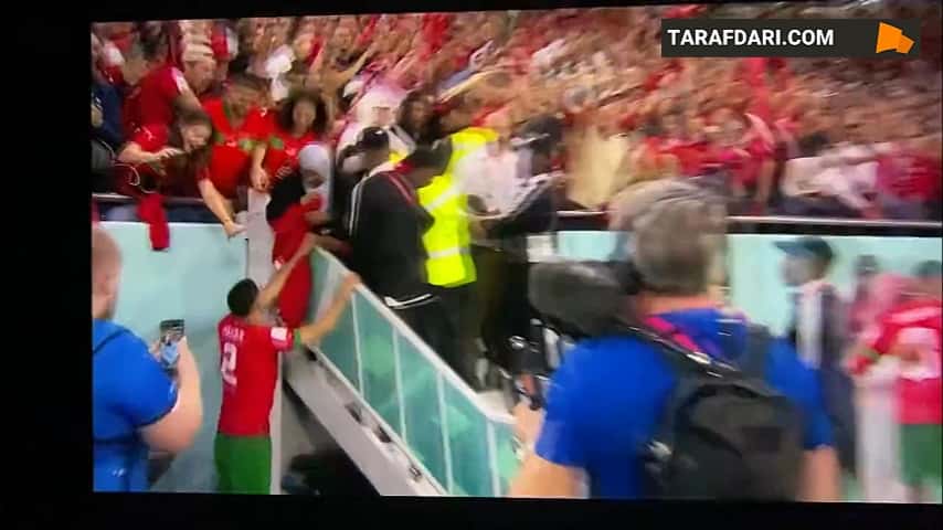 اشرف حکیمی پس از برد مراکش مقابل پرتغال و رسیدن به نیمه نهایی جام جهانی نزد مادر خود بر روی سکوها رفت / فیلم