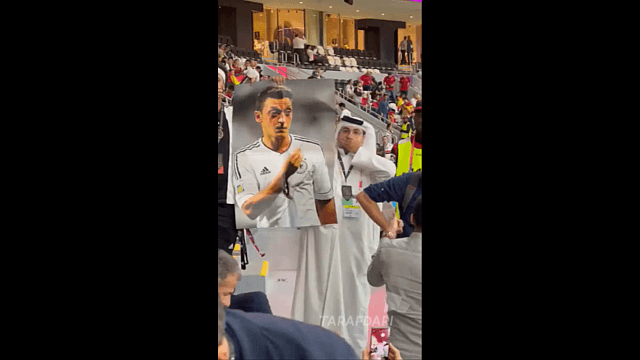 اعتراض هوادار عرب در میان هواداران آلمان با عکس مسوت اوزیل و گرفتن دست روی دهانش (آلمان-اسپانیا) / فیلم
