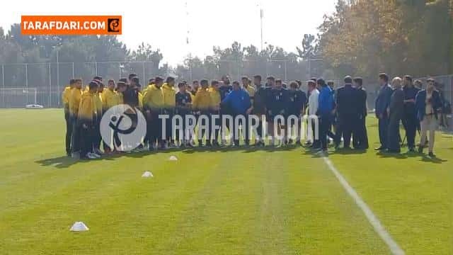عکس یادگاری بازیکنان تیم ملی، میهمانان و بازیکنان تیم ملی نوجوانان / فیلم