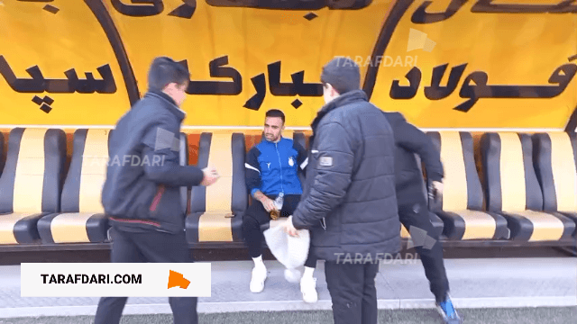 عکس یادگاری هواداران اصفهانی با ارسلان مطهری / فیلم