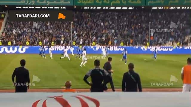 شادی بازیکنان، کادرفنی و هواداران استقلال پس از سوت پایان بازی از دریچه دوربین طرفداری / فیلم