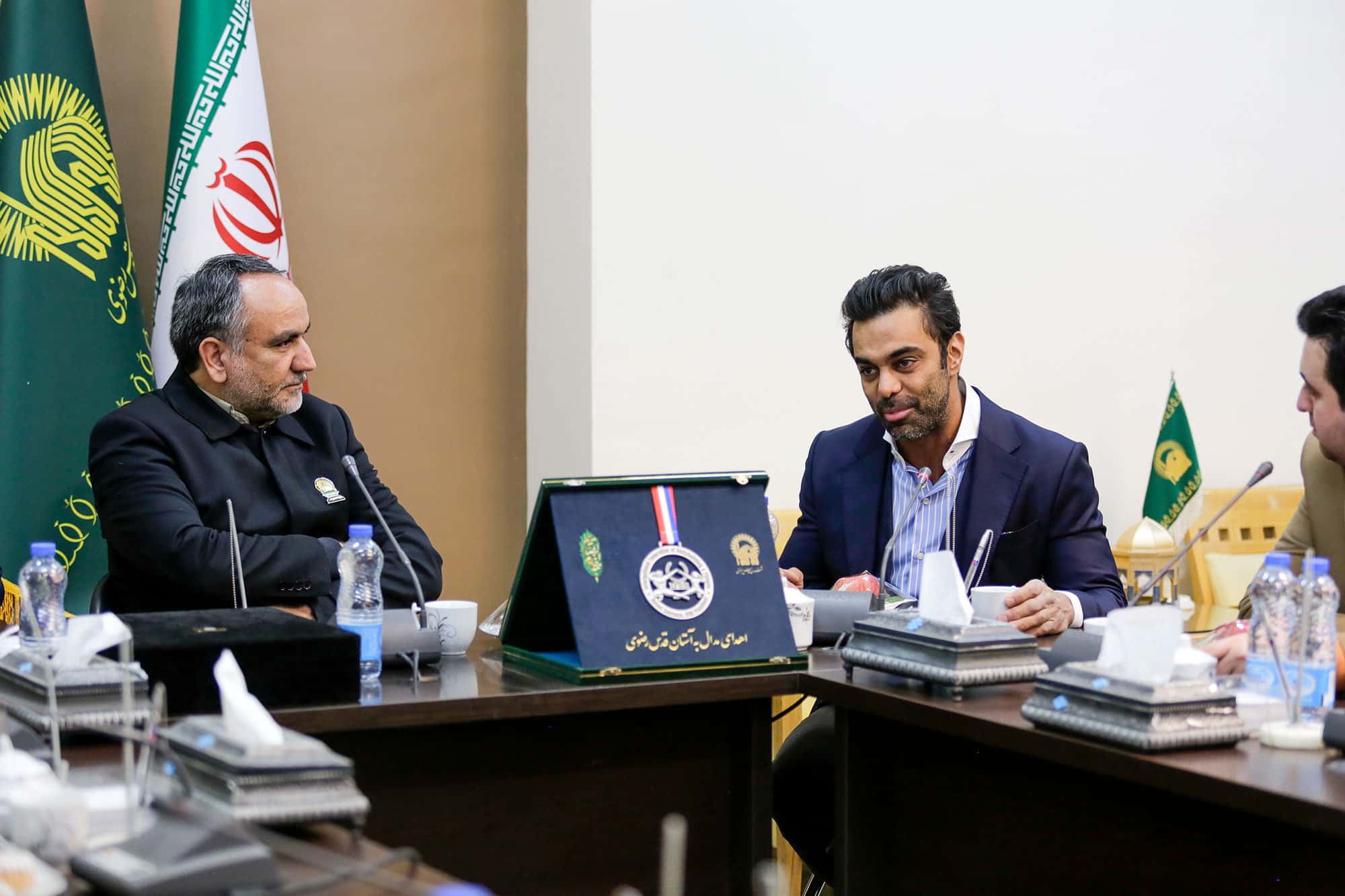اهدای مدال بازیگر سینما و نایب قهرمان فیتنس جهان به موزه آستان قدس رضوی