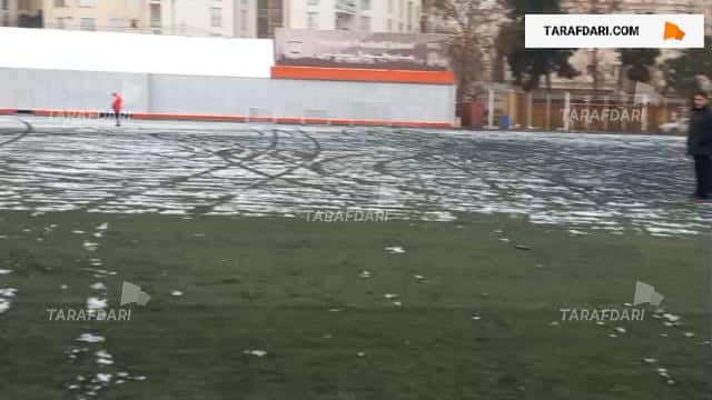گزارش اختصاصی طرفداری از ورزشگاه درفشی فر؛ داور بازی تصمیم به برگزاری دربی گرفته است / فیلم