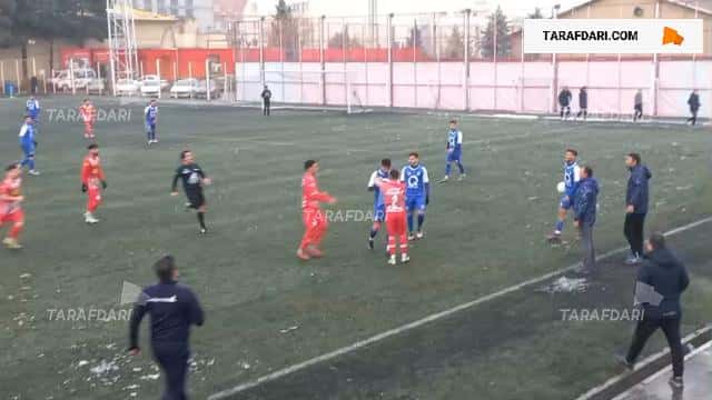 دربی امیدها؛ درگیری دو بازیکن استقلال و پرسپولیس؛ مربی استقلال: با کارت میخواهی مدیریت کنی؟ / فیلم