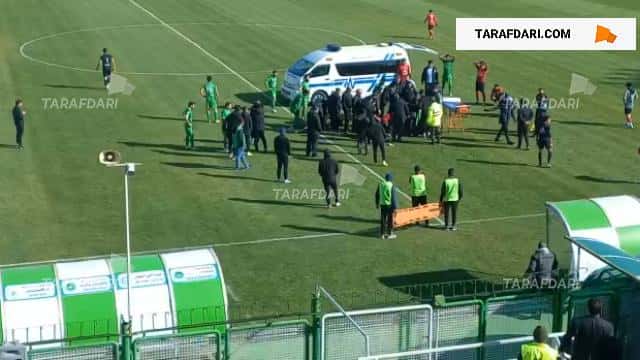 حادثه خطرناک در بازی ذوب آهن و تراکتور؛ دو فوتبالیست را با آمبولانس بردند! / فیلم