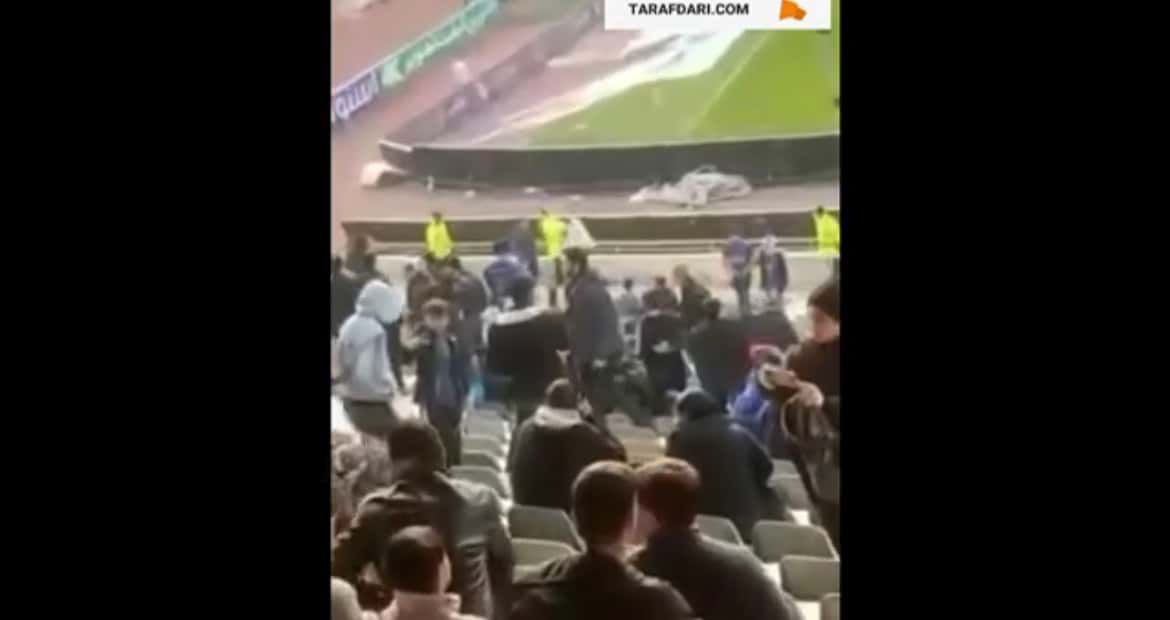 بنر وریا غفوری روی سکوهای آزادی جمع آوری شد! / فیلم