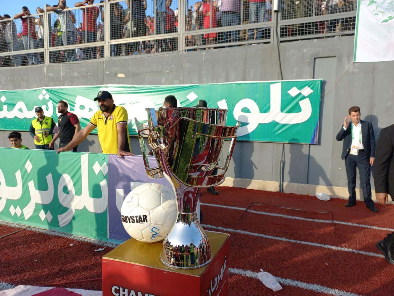 اقدام عجیب در قائمشهر، اجازه ورود خبرنگاران به میکسدزون را نمی دهند / نساجی - پرسپولیس