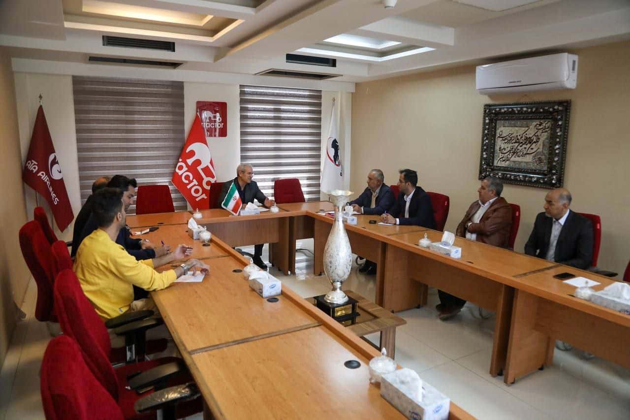 جلسه هوشنگ نصیرزاده با اعضای کانون هواداران تراکتور