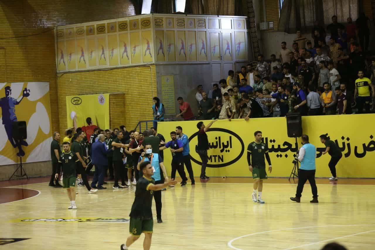حمله به بازیکنان و هواداران سپاهان / خبرنگاران اصفهانی را به سالن راه ندادند!