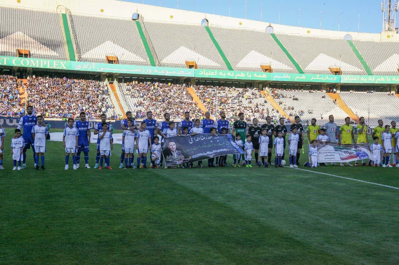 شعار هواداران استقلال علیه فدراسیون فوتبال و پرسپولیس؛ قهرمانی با تبانی!