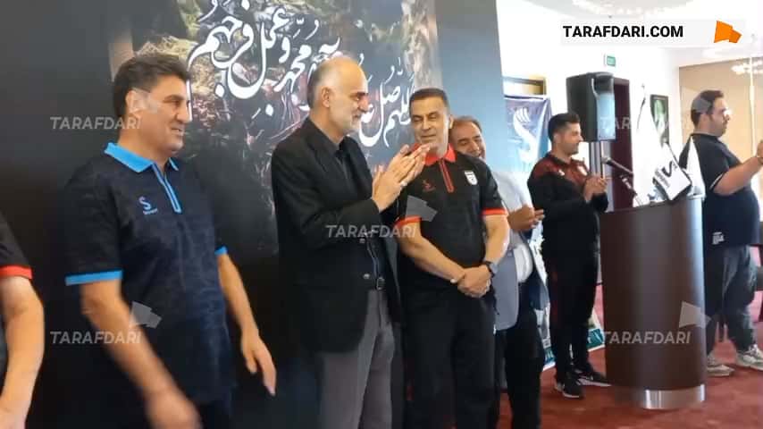 خنده حاضرین و بقیه مسئولان هنگام اهدای بچ به ظهیری، کمک داور حاشیه ساز دربی / فیلم