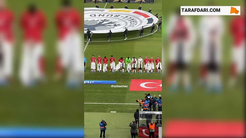 بازیکنان ترکیه در جریان پخش سرود ملی در بازی با آلمان گرمکن های خود را به بچه ها دادند / فیلم