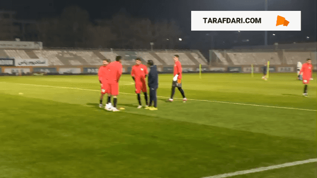 ورود بازیکنان به زمین جهت انجام آخرین جلسه تمرین پیش از بازی مقابل هنک کنگ / فیلم