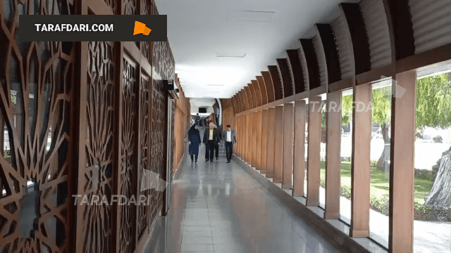 ورود علیرضا دبیر و عباس جدیدی، دو کاندیدای ریاست فدراسیون کشتی به سالن مجمع / فیلم
