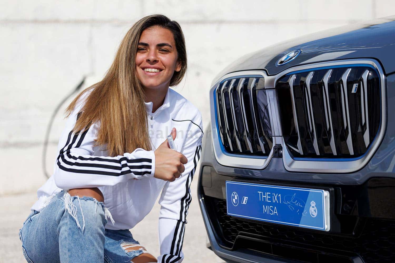 بازیکنان تیم زنان رئال مادرید BMW های جدید خود را تحویل گرفتند / عکس