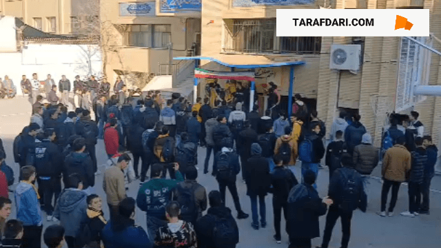 شعار دانش آموزان هوادار سپاهان از دبیرستانی مقابل هتل محل اقامت الهلال! / فیلم