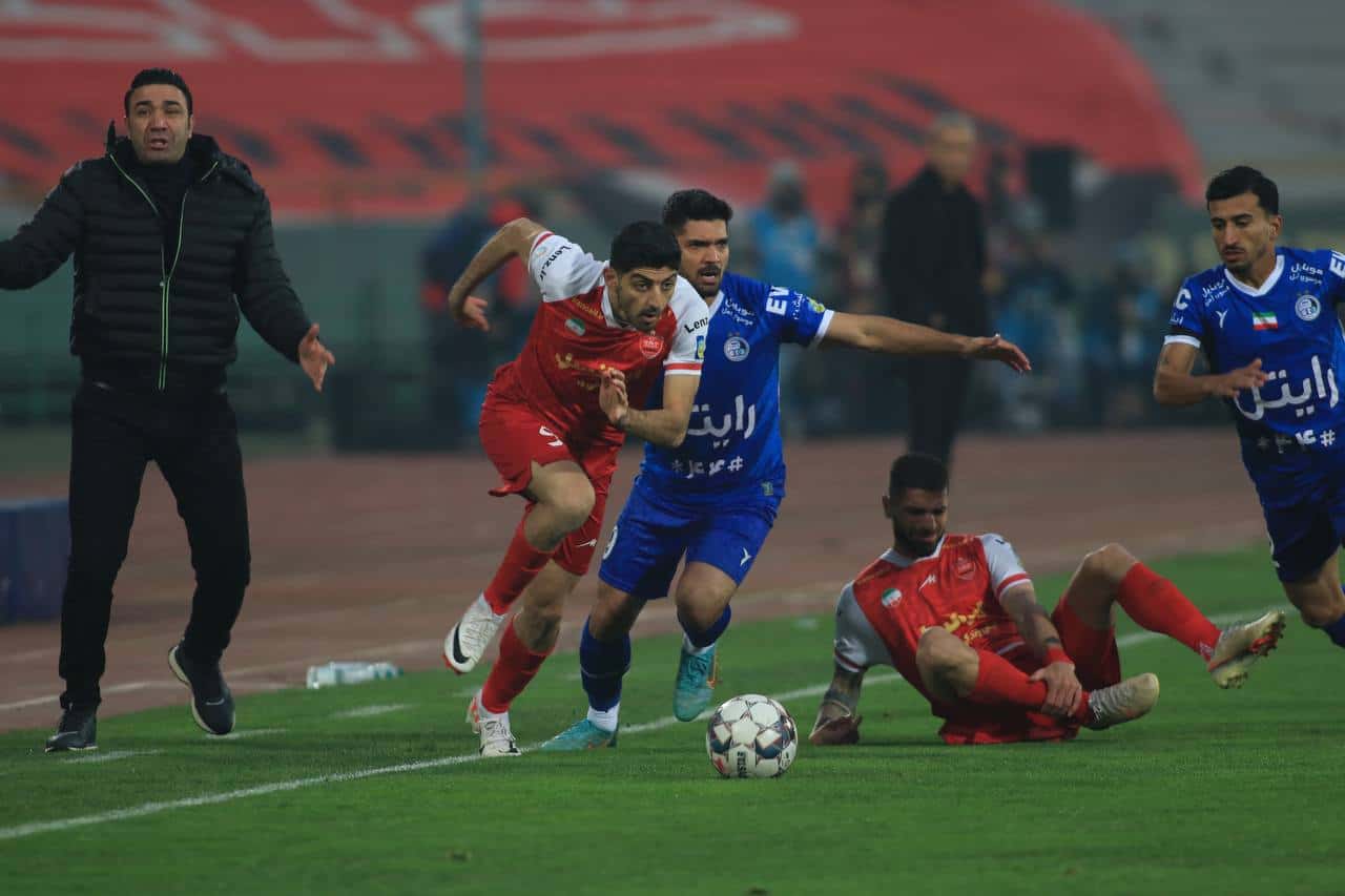 حرکت زیبای بیرانوند؛ اعتراض به هواداران پرسپولیس بعد از پرتاب بطری به استقلالیها!