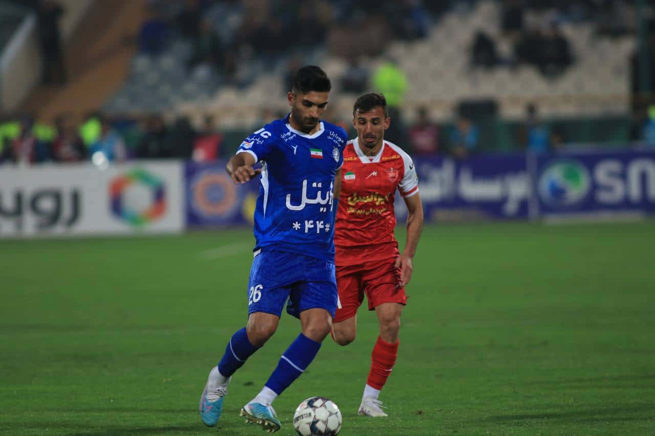 اعتراض پرسپولیسیها در فضای مجازی؛ VAR هم بود، باز هافبک استقلال اخراج نشد!