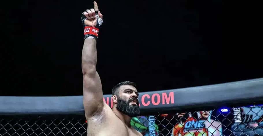 فایتر ایرانی MMA کنار اسبش