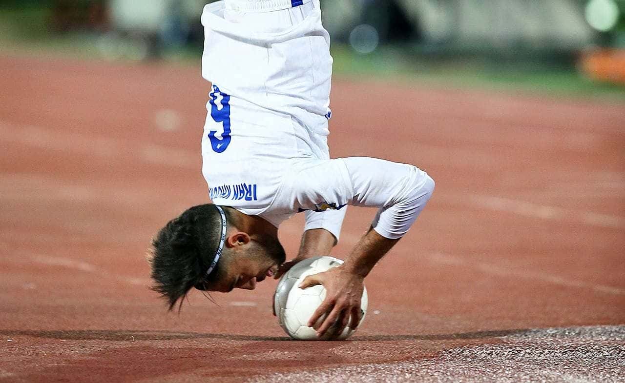 اوت انداز معروف ذوب آهن مصدوم شد!