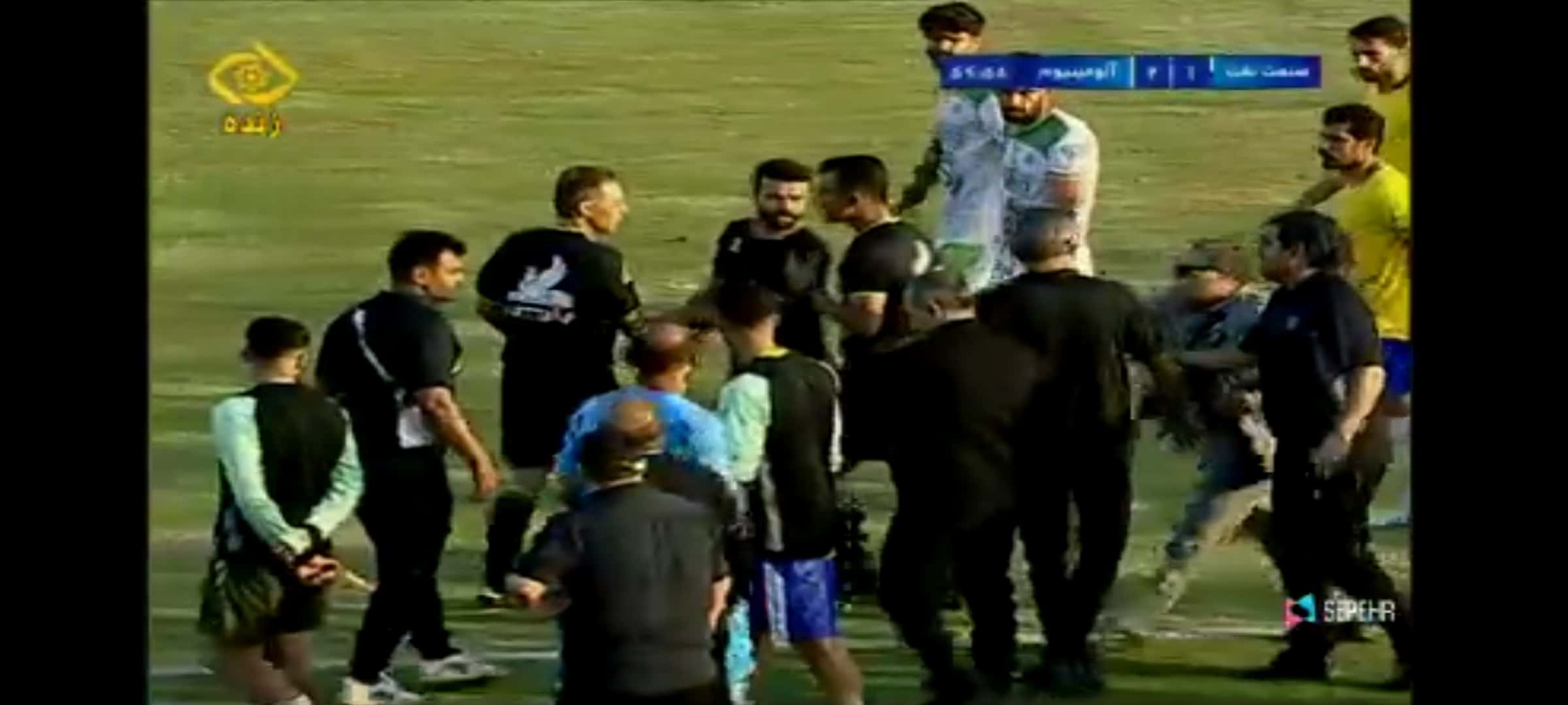 جنجال در نیمه دوم بازی نفت آبادان - آلومینیوم؛ هجوم تماشاگران برای حمله به داور!