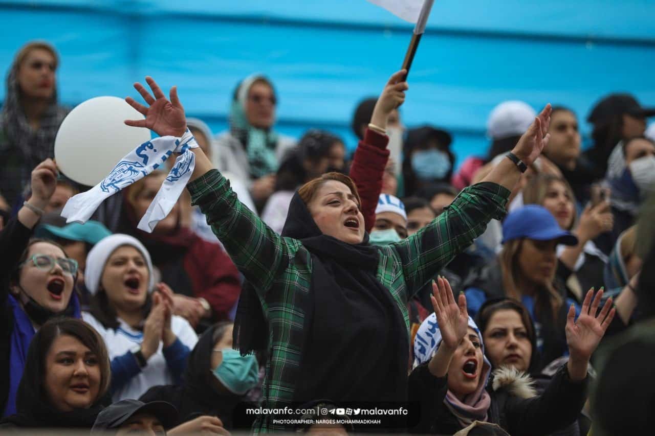 شور و هیجان بانوان انزلی چی در آستانه بازی ملوان - شمس آذر