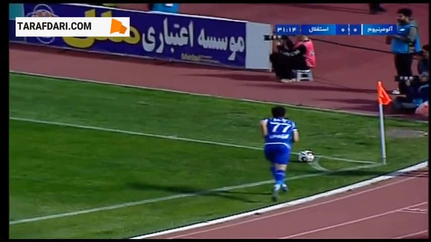 برخورد ضربه سر ایمان سلیمی به تیر دروازه آلومینیوم (آلومینیوم اراک 0-0 استقلال)