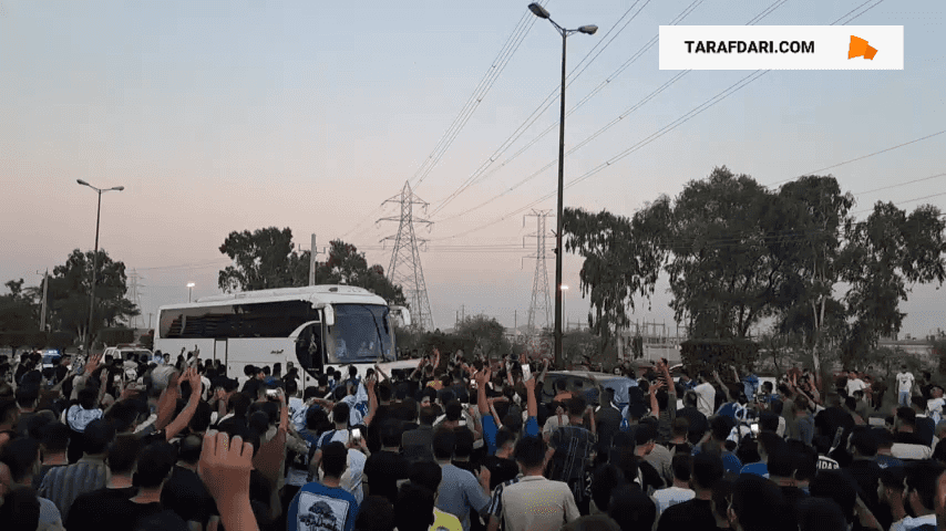 استقبال شدید خوزستانی ها؛ اتوبوس استقلال به زحمت وارد ورزشگاه شد!