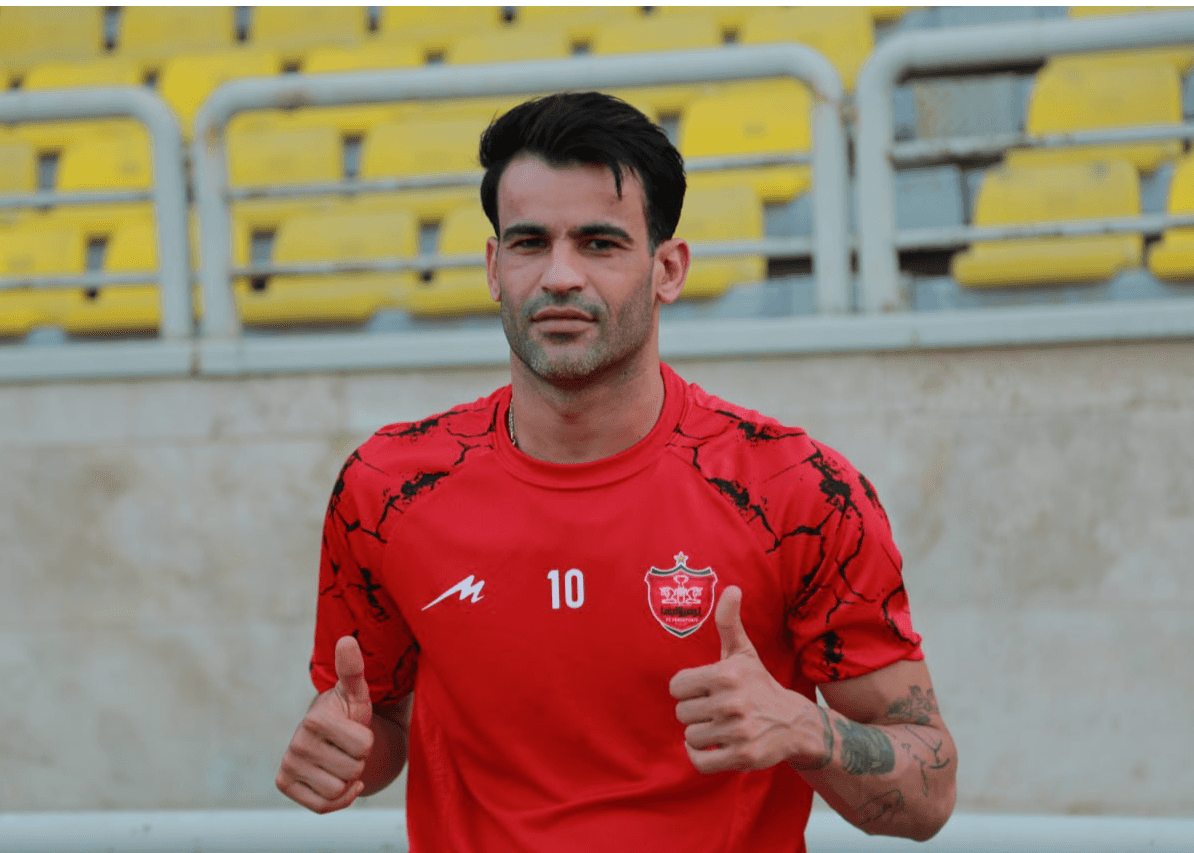 عیسی آل کثیر با پیراهن شماره ده پرسپولیس