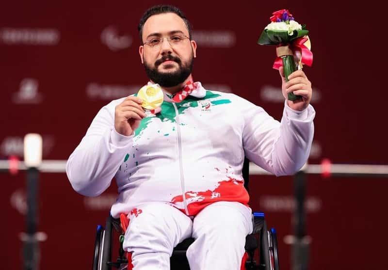 روح الله رستمی رکورددار پاراوزنه برداری جهان مقابل دوربین طرفداری: تلاش می کنم طلا بگیرم