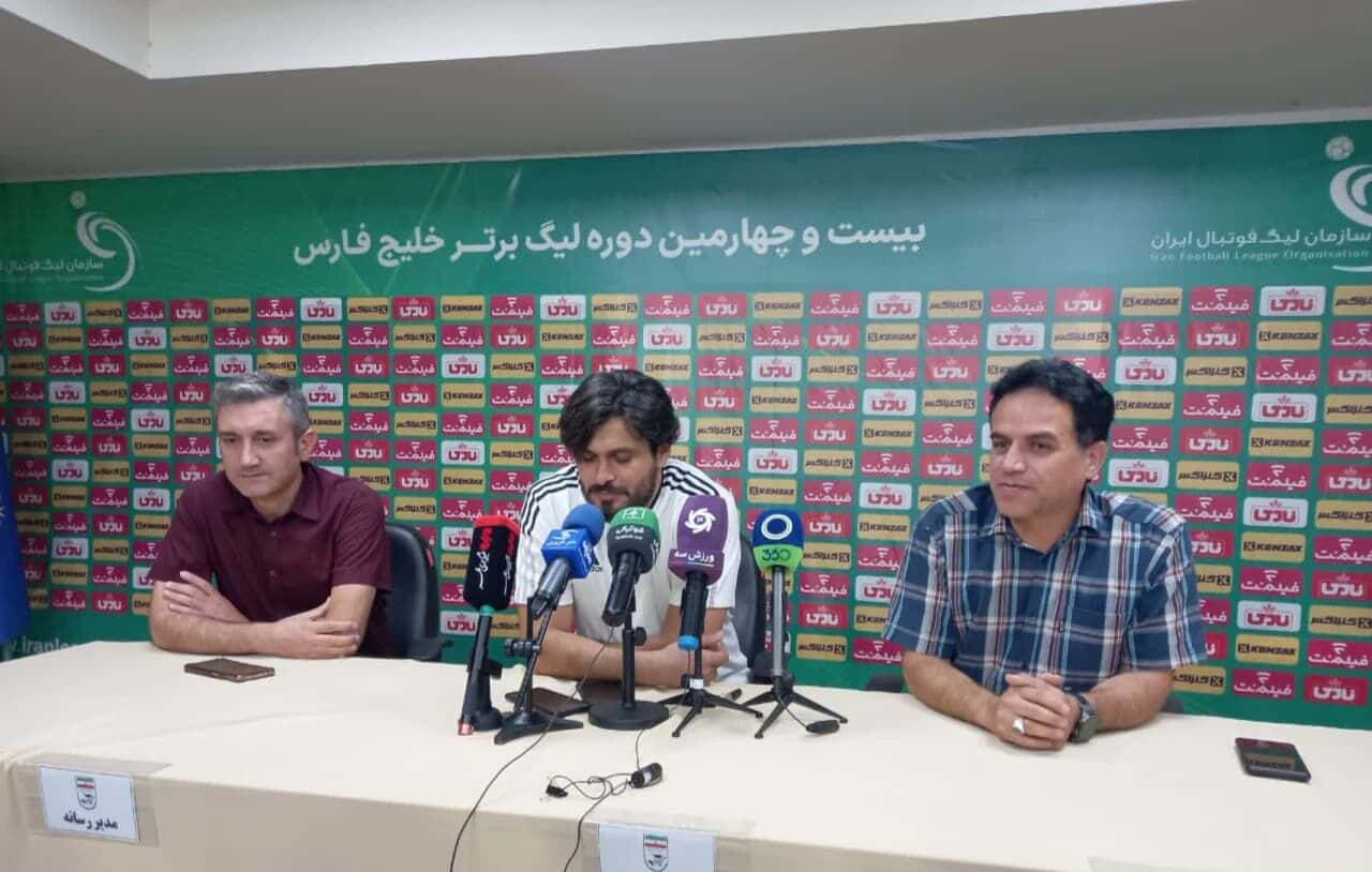 عکس از سعید دقیقی سرمربی شمس آذر در کنفرانس خبری پیش از استقلال خوزستان